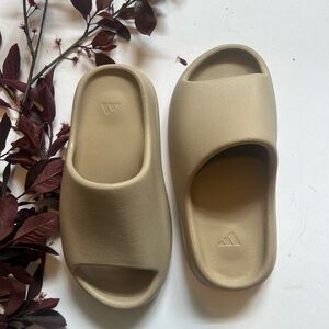 Yeezy Tan Slippers Minimalist Design Molded Footbed